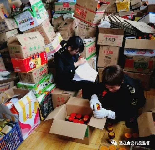 通辽市食品药品监督管理局执法支队捣毁一涂改食品生产日期黑窝点