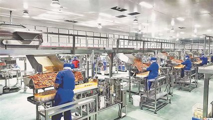 在梅斯勒食品集团生产车间,工人紧张地忙碌着。本报记者 孙昊摄